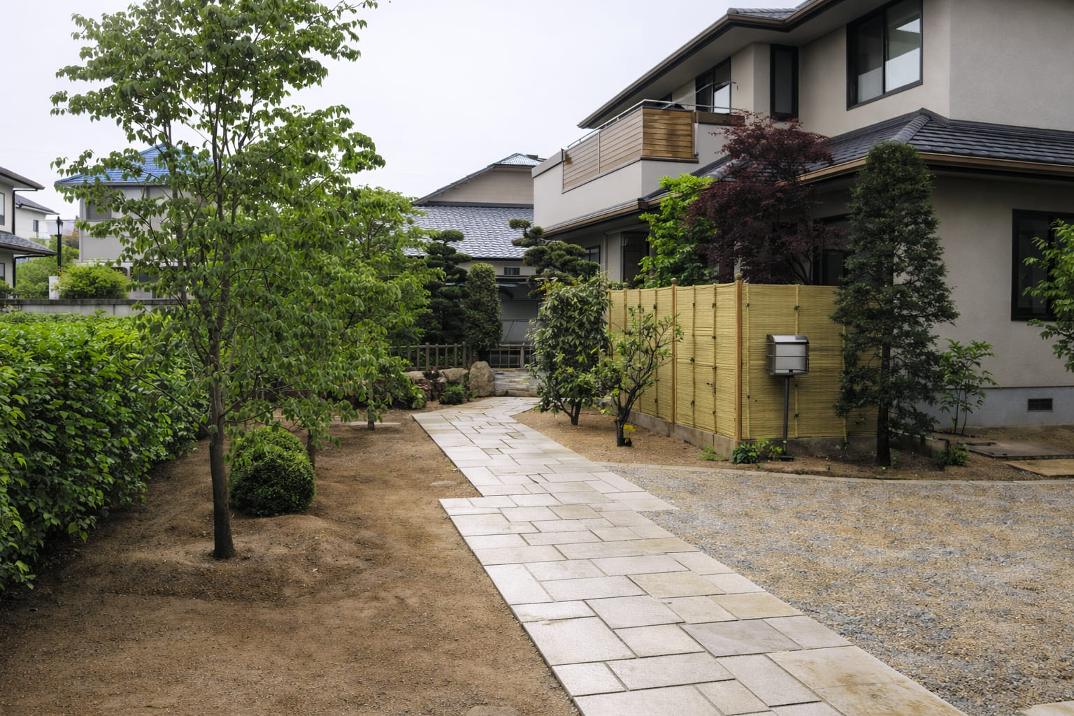 石段を利用した落ち着きのある庭